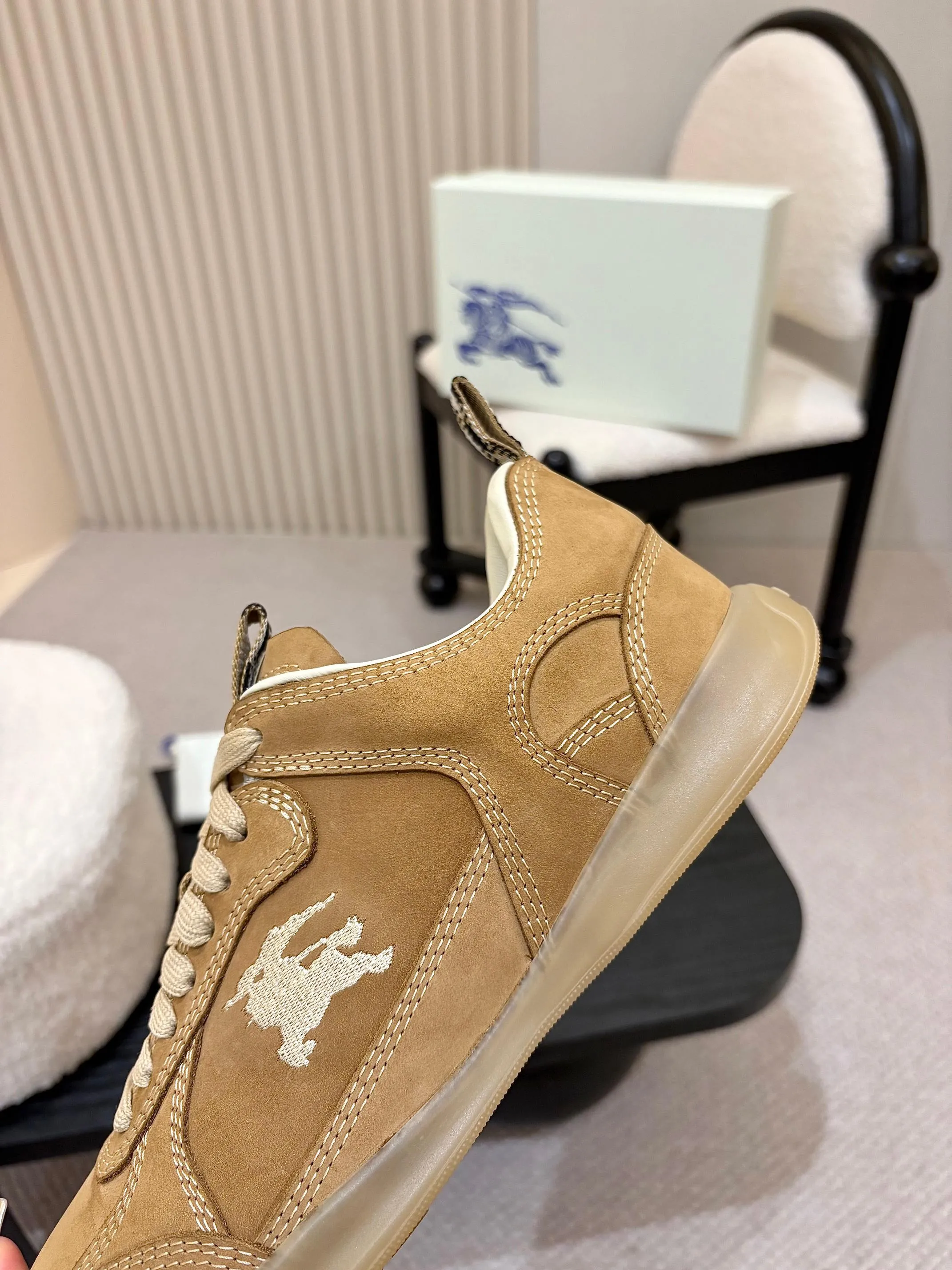 Men's shoes 💰640 Burberry's popular casual sneakers, debuted at the brand's 2025 summer fashion show. Made of refined Italian leather with tonal topstitching details, it's inspired by sporty design. Paired with lightweight soles and Burberry checkered shoe tabs, embellished with embroidery of the brand's Equestrian Knight logo (EKD) ✅Fabric: frosted/grained cowhide ✅Lining: sheepskin ✅Outsole: ultra-light rubber sole ✅Color: black/white/apricot available ✅Size: Men's 39-46 (45, 46 customized)